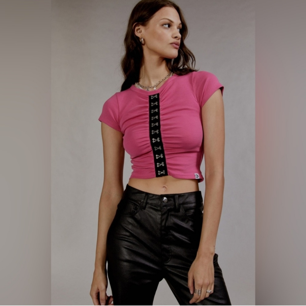 NWT- Daydreamer Hook and Eye Cropped Tee in Cosmo Pink Size Medium